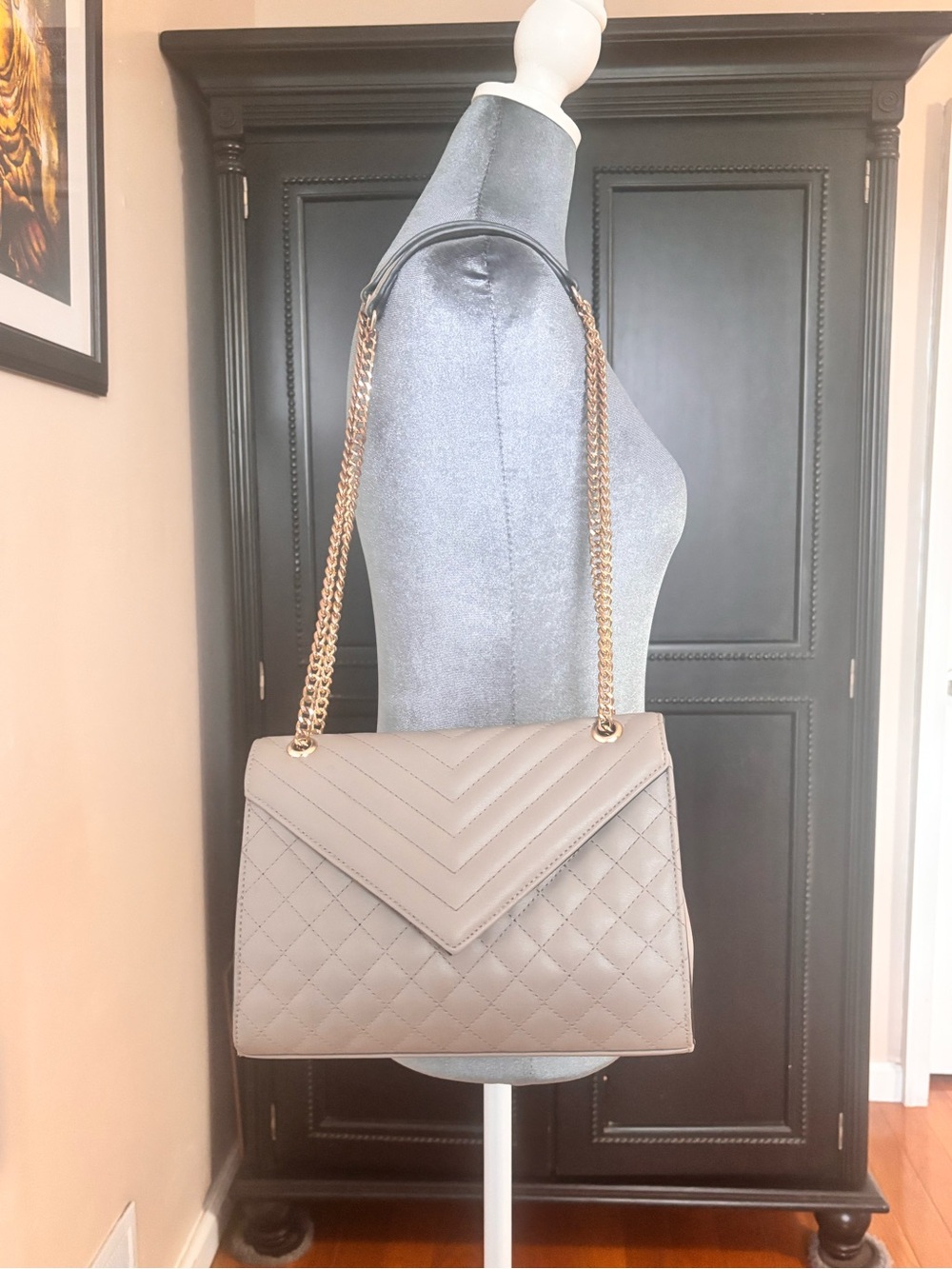 Elegant Quilted Shoulder Bag with Gold Chain Strap in Taupe